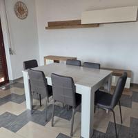 Tavolo allungabile, 6 sedie e mobile a muro