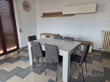 Tavolo allungabile, 6 sedie e mobile a muro