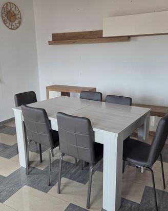 Tavolo allungabile, 6 sedie e mobile a muro