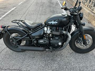 Triumph bonneville bobber black