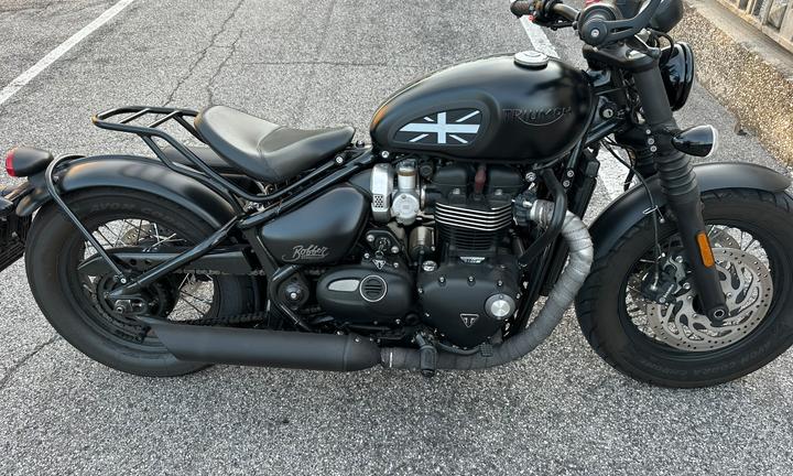 Triumph bonneville bobber black