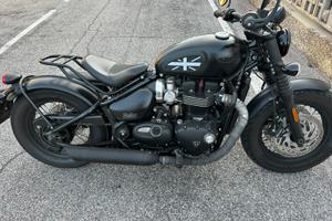 Triumph bonneville bobber black