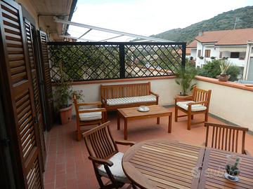 Privato vende immobile con terrazzo, giardino, box