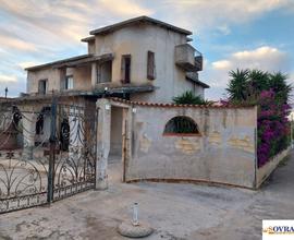 CARINI: VILLA SU 2 LIVELLI CON TERRAZZO E PISCINA