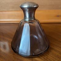 Bottiglia di profumo viola con tappo argento