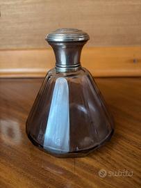 Bottiglia di profumo viola con tappo argento