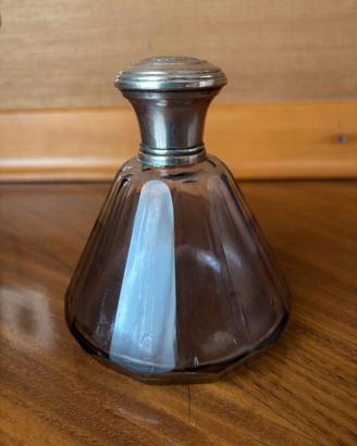 Bottiglia di profumo viola con tappo argento