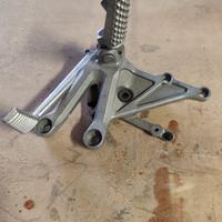 gruppo pedana poggiapiedi destro per motocicletta