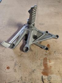 gruppo pedana poggiapiedi destro per motocicletta