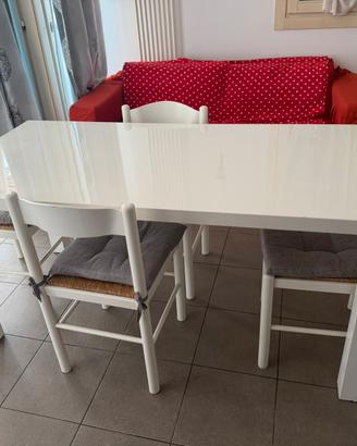 Tavolo con sedie
