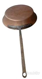 Padella antica in rame martellato.