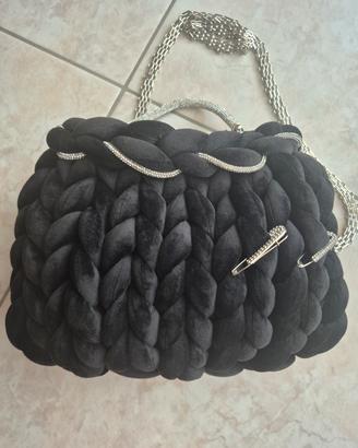 Borsa Marshmallow in velluto nero creata a mano