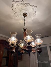 Lampadario classico in legno e vetro ambrato