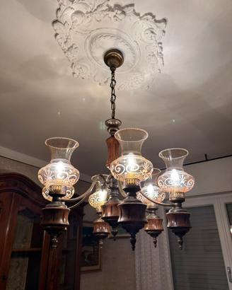 Lampadario classico in legno e vetro ambrato