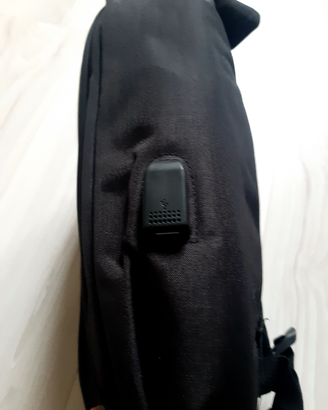 Zaino con connessione usb per powerbank