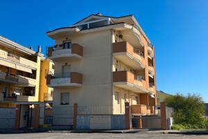 Trivano con posto auto coperto e cantina