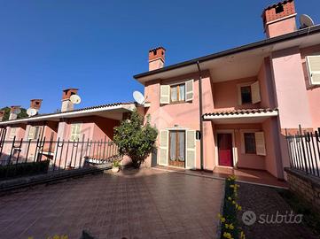 VILLA A SCHIERA A MONTE COMPATRI