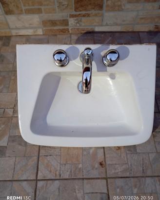 lavabo con rubinetto 