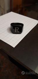 anello con "R" disegnata