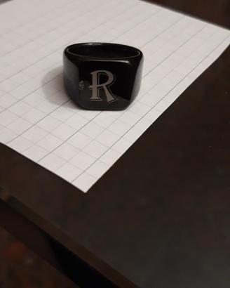 anello con "R" disegnata