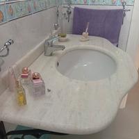 lavabo in marmo e sostegno in ferro battuto 