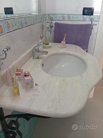 lavabo in marmo e sostegno in ferro battuto 