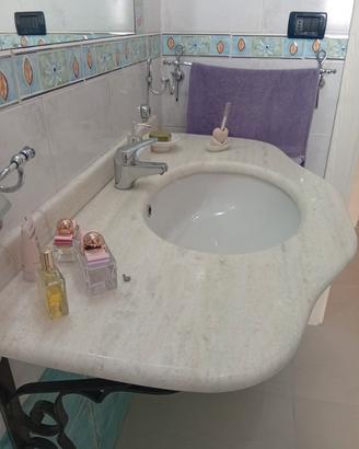 lavabo in marmo e sostegno in ferro battuto 