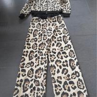 Tuta maculata con pantaloni a palazzo