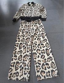 Tuta maculata con pantaloni a palazzo
