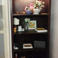 Libreria vetrina in legno scuro