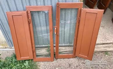 Finestra scuri legno robusto vintage casa montagna