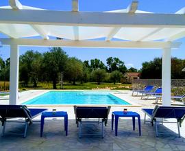 Open space con piscina in villa ad Alghero