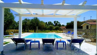 Open space con piscina in villa ad Alghero