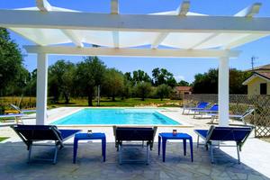 Open space con piscina in villa ad Alghero