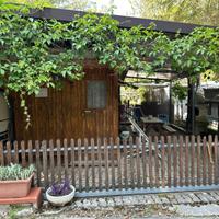 Villetta legno con roulotte in camping