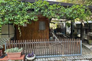 Villetta legno con roulotte in camping