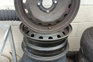 n8 cerchi ferro raggio 14 Citroen due di essi con 