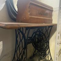 Antica macchina da cucire a pedale Naumann,