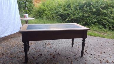 scrivania in stile bolognese