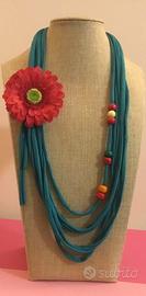 Collana in tessuto verde e rosso