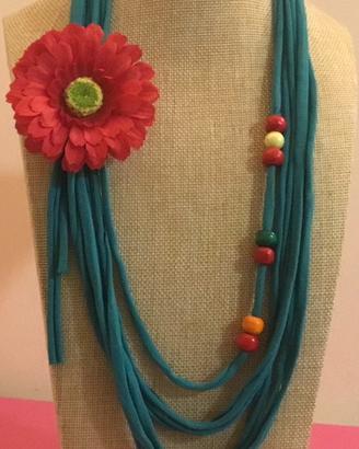 Collana in tessuto verde e rosso