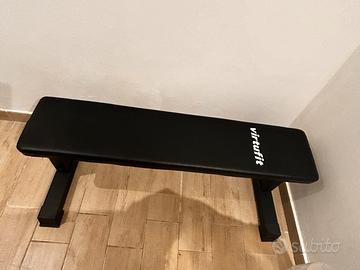 Panca piana, 64 kg di pesi, bilanciere e manubri