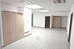 Spazioso ufficio cablato con parcheggio