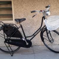 donna ragazza 26 con cestino pronta all'uso 