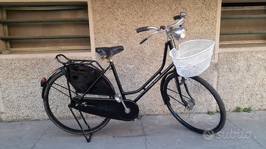 donna ragazza 26 con cestino pronta all'uso 