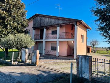 Casa singola con 2 appartamenti giardino e terreno