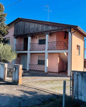 Casa singola con 2 appartamenti giardino e terreno