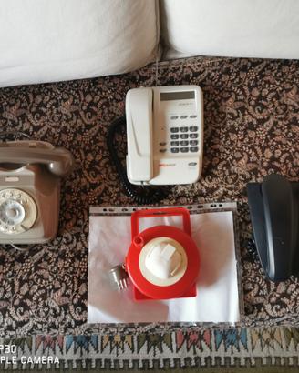 Tre telefoni tre con lunga prolunga