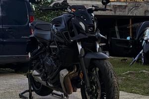 MT-07 nera opaca