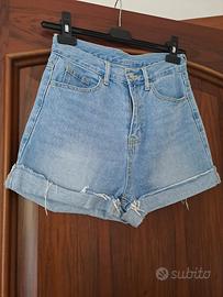 Pantaloni corti in jeans